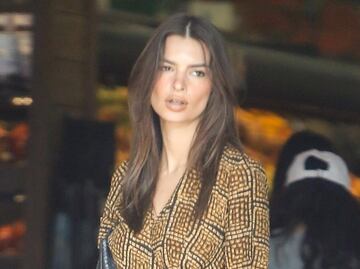 El minivestido estampado con el que Emily Ratajkowski conquistó Los Ángeles