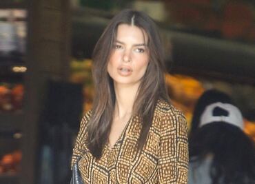 El minivestido estampado con el que Emily Ratajkowski conquistó Los Ángeles