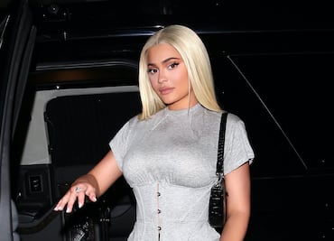 Kylie Jenner remarca su figura con pantalones de cuero y corsé