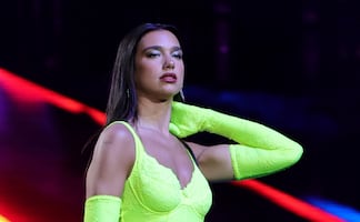 El look traslúcido y arriesgado con el que Dua Lipa conquistó Australia 