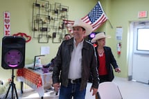 De los escenarios al Congreso: Bobby Pulido gana primarias en Texas y va por un escaño en noviembre