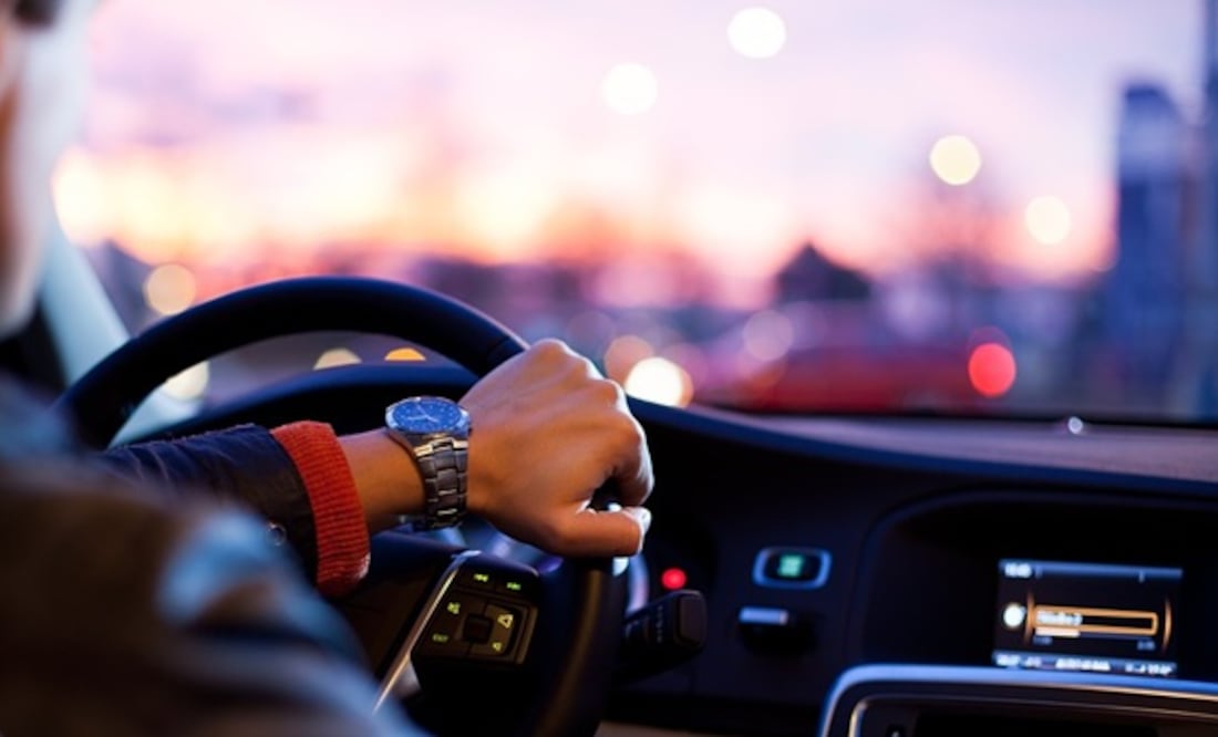 Hombre deja encerrados a cuatro niños en auto con temperaturas de 51° mientras visitaba tienda para adultos. Pixabay