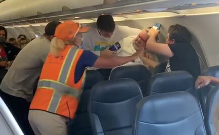 Estalla pelea en avión por hombre que no quiso usar cubrebocas