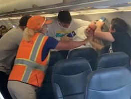 Estalla pelea en avión por hombre que no quiso usar cubrebocas