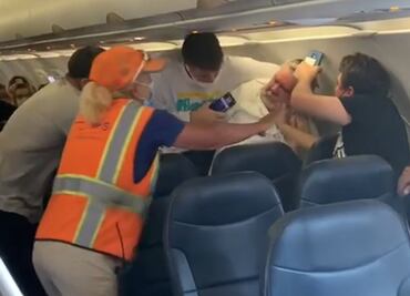 Estalla pelea en avión por hombre que no quiso usar cubrebocas