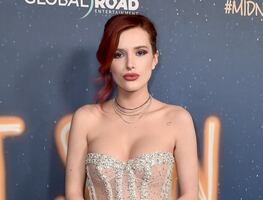 Bella Thorne conquista en sesión con vestido-abrigo de látex al estilo braless