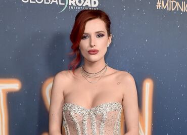 Bella Thorne conquista en sesión con vestido-abrigo de látex al estilo braless