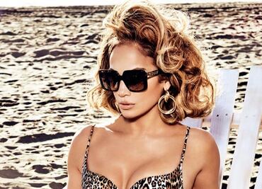 Jennifer Lopez posa con bikini de 'leopardo' al estilo retro