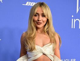 Sabrina Carpenter se luce con bralette de nudo y minifalda negra