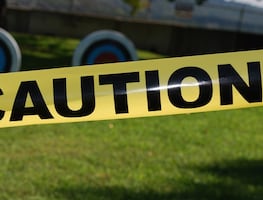 Arrestan a mujer en EU por asesinar e intentar cortar la lengua de su hijo