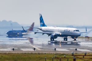 Fuerte turbulencia golpea vuelo de JetBlue y deja 7 pasajeros heridos en Florida