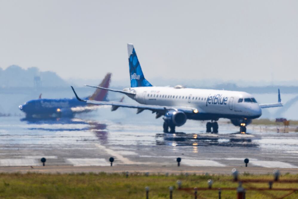 Incidente de Turbulencia en Vuelo de JetBlue: Pasajeros Hospitalizados en Florida. EFE/EPA/JIM LO SCALZO