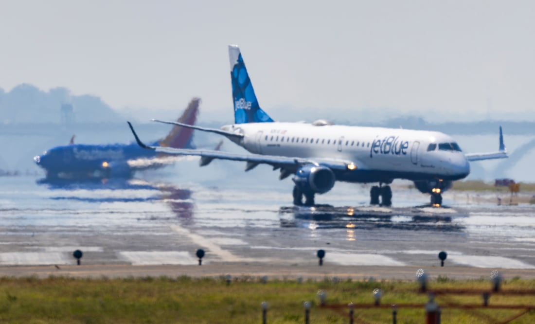Incidente de Turbulencia en Vuelo de JetBlue: Pasajeros Hospitalizados en Florida. EFE/EPA/JIM LO SCALZO