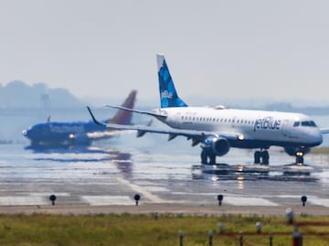 Fuerte turbulencia golpea vuelo de JetBlue y deja 7 pasajeros heridos en Florida