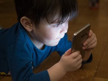 ¿Cómo alejar a los niños del celular en estas vacaciones, según Harvard?