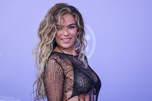 Karol G arrasa los American Music Awards; presume silueta de impacto con diminutos looks