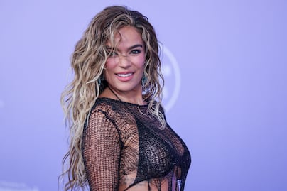 Karol G arrasa los American Music Awards; presume silueta de impacto con diminutos looks