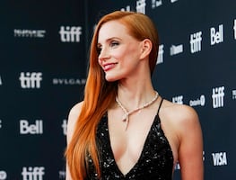 Jessica Chastain se luce como una sirena con lujoso vestido lencero de atrevido escote