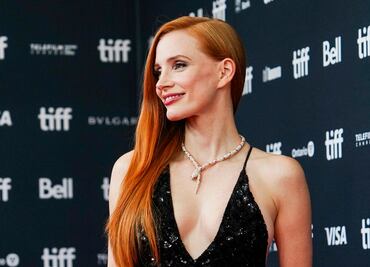 Jessica Chastain se luce como una sirena con lujoso vestido lencero de atrevido escote