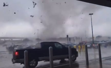 Video. Poderoso tornado arrasa en estacionamiento en Walmart de Texas