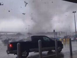 Video. Poderoso tornado arrasa en estacionamiento en Walmart de Texas