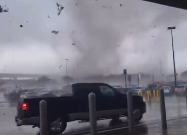 Video. Poderoso tornado arrasa en estacionamiento en Walmart de Texas