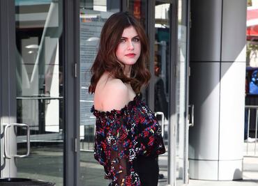 Alexandra Daddario deslumbra con bikini 'nude' en la playa