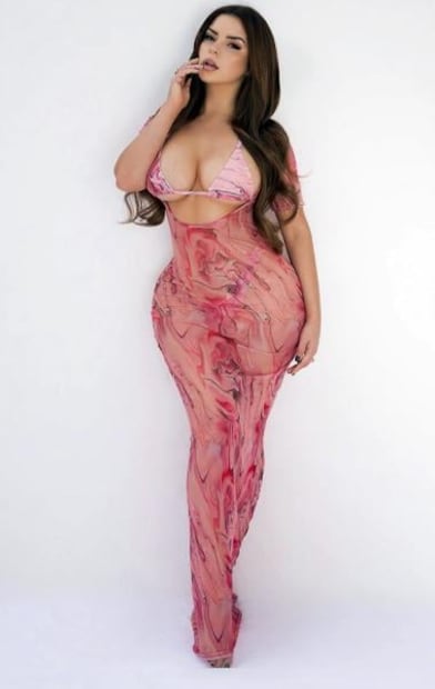 Demi Rose usa vestido 'imposible' de encaje y desafía a Instagram 