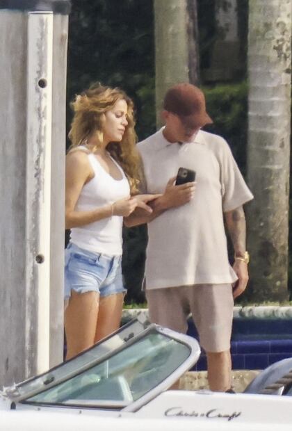 Alejandro Sanz estrena romance con Candela Márquez, 20 años menor, ¿el clon de Shakira? Foto: Backgrid/The Grosby Group