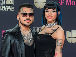 Cazzu modela catsuit blanco y arneses de cuero para anunciar concierto