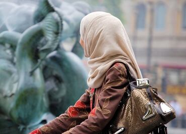 Destitución de maestra con velo musulmán desata polémica en Canadá