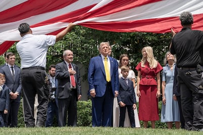 Trump instala dos banderas gigantes de Estados Unidos en la Casa Blanca 