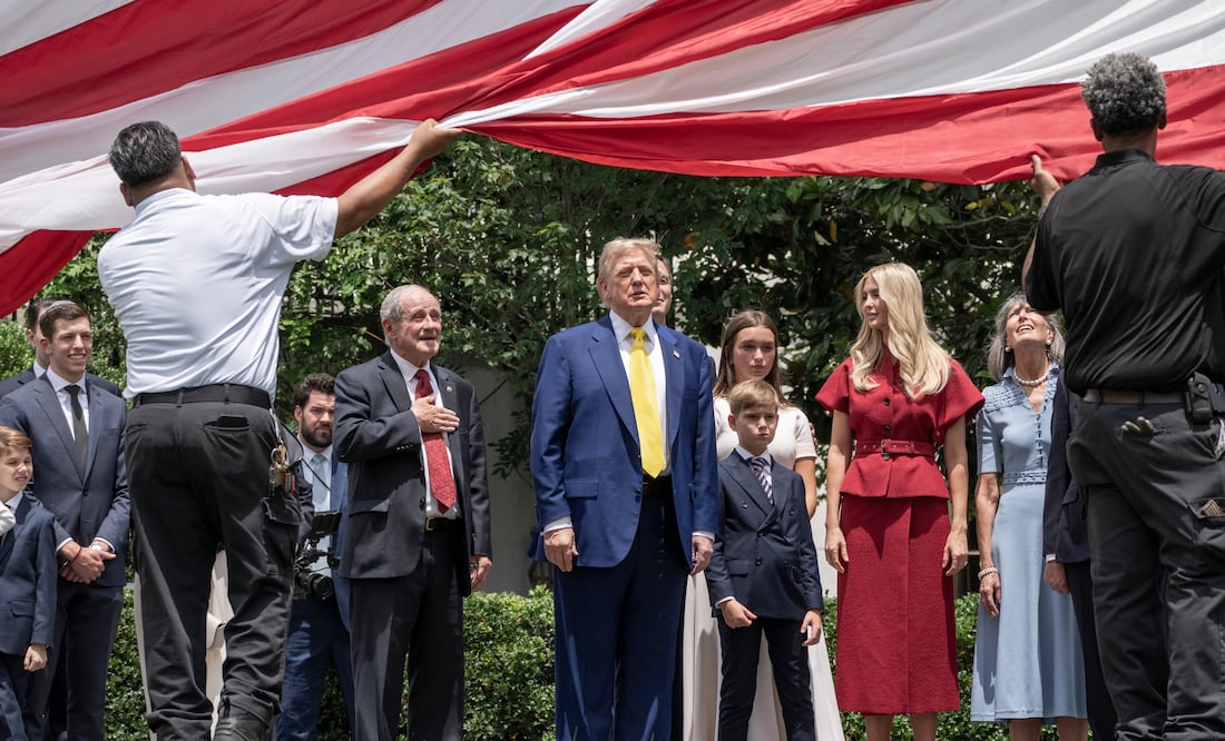 Trump instala dos banderas gigantes de Estados Unidos en la Casa Blanca. Foto: EFE