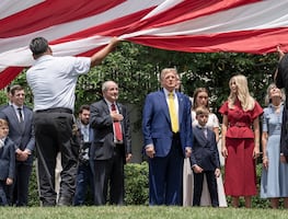 Trump instala dos banderas gigantes de Estados Unidos en la Casa Blanca