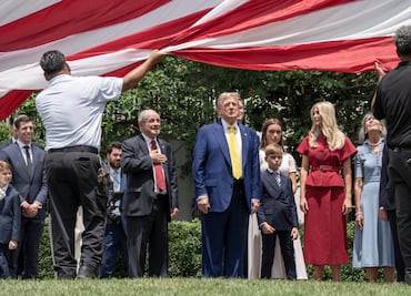 Trump instala dos banderas gigantes de Estados Unidos en la Casa Blanca