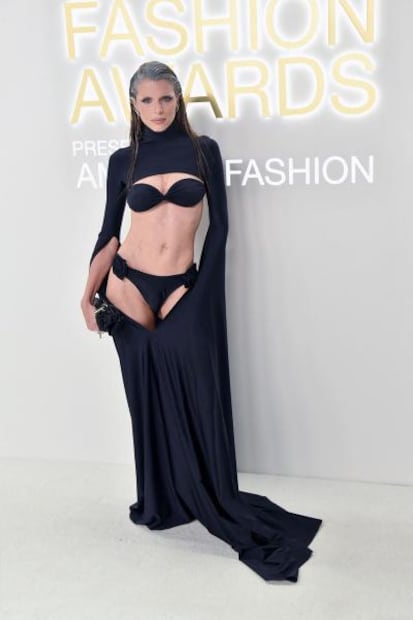 Julia Fox arrasa en los Fashion Awards con lencería a la vista y vestido recortado 