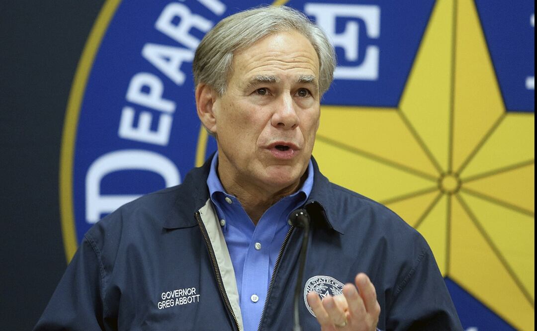 Gobernador de Texas presume haber expulsado a 28 mil migrantes a otros estados. AP