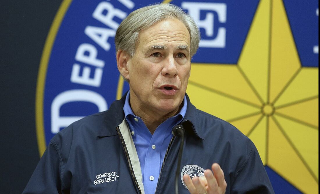 Gobernador de Texas presume haber expulsado a 28 mil migrantes a otros estados. AP