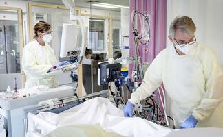 Ómicron se extiende a un ritmo sin precedentes, alerta la OMS