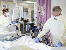 Ómicron se extiende a un ritmo sin precedentes, alerta la OMS