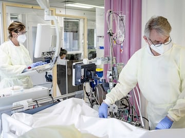 Ómicron se extiende a un ritmo sin precedentes, alerta la OMS