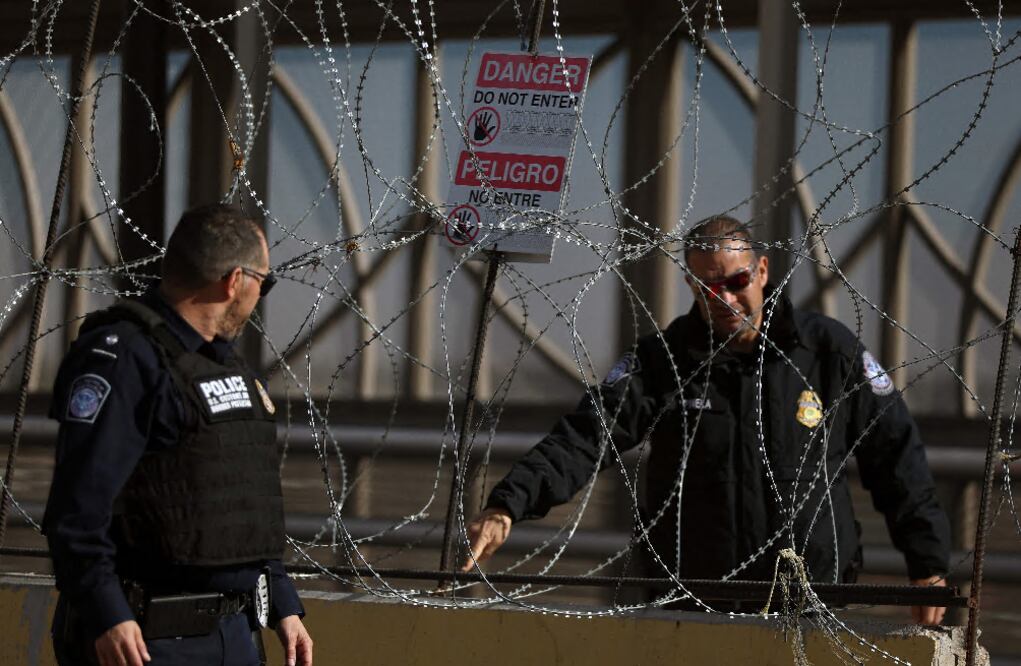 CBP refuerza seguridad ante investidura de Trump; colocan alambre de púas. (Photo by HERIKA MARTINEZ / AFP)