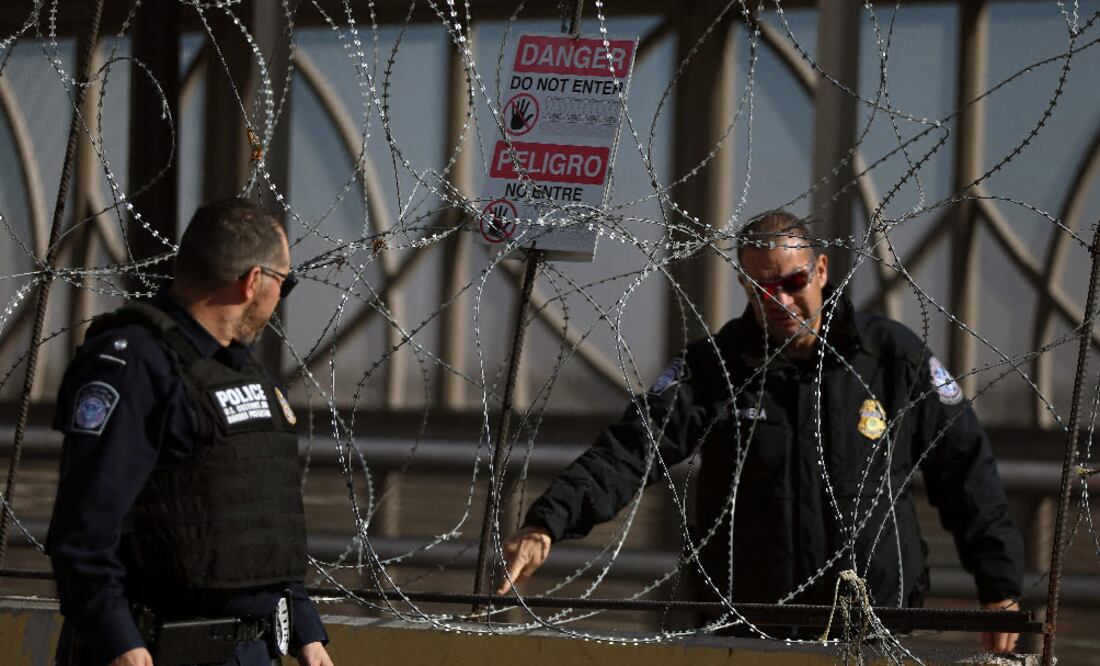 CBP refuerza seguridad ante investidura de Trump; colocan alambre de púas. (Photo by HERIKA MARTINEZ / AFP)