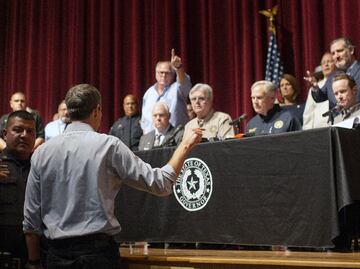 Tiroteo en Texas. Demócrata confronta a Abbot y critica "inacción" ante masacres
