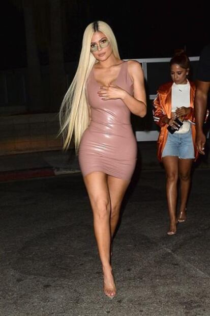 Kylie Jenner presume figura de impacto en vestido de látex nude 