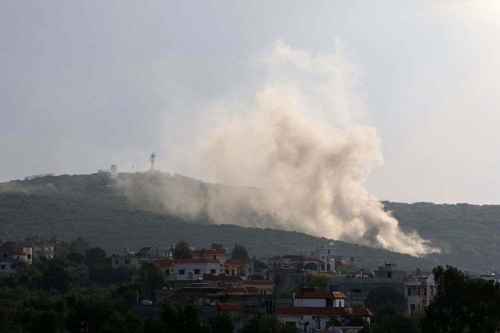 Hamás amenaza con ejecutar rehenes israelíes civiles si continúan bombardeos sin avisar. (Photo by Mahmoud ZAYYAT / AFP)
