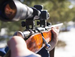 Hombre amenazó a familia afroamericana por alquilar cerca de su casa