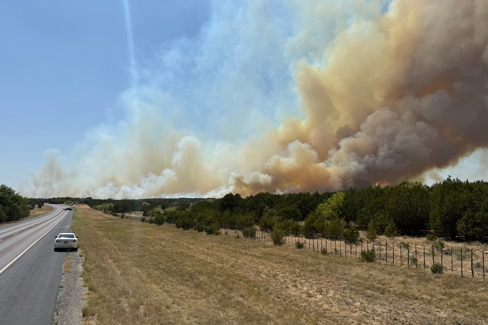 Texas en llamas: incendio arrasa 200 km² en menos de un día y obliga a evacuar (Texas A&M Forest Service via AP)