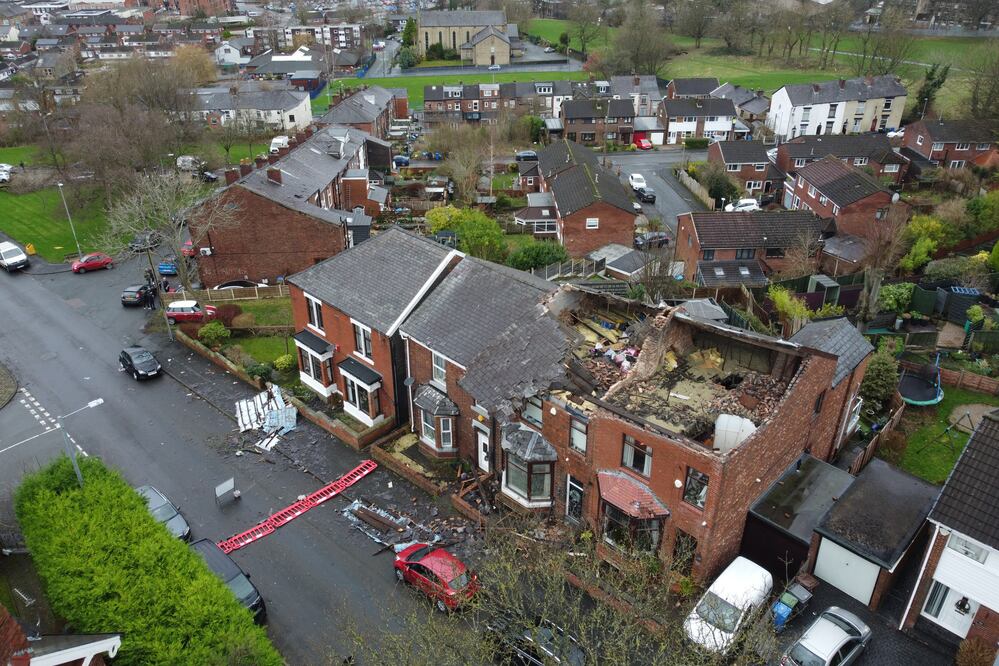 Un tornado arranca el tejado de varias casas cerca de Mánchester. FOTOS. (Reino Unido) EFE/EPA/ADAM VAUGHAN