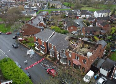 Un tornado arranca el tejado de varias casas cerca de Mánchester. FOTOS